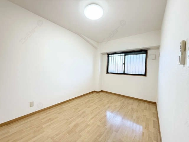 北洋間　窓用エアコン設置前